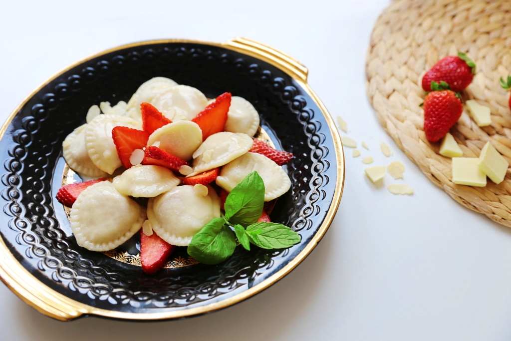 Pierogi z truskawkami z sosem z białej czekolady i płatkami migdałów