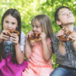 Wakacyjna dieta dzieci poza kontrolą rodziców – jak to zmienić?
