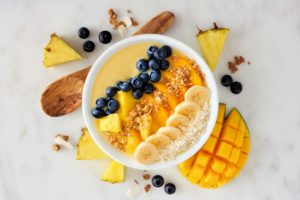 Czym są smoothie bowl? Pięknie skomponowany posiłek, serwowany w głębokich miseczkach