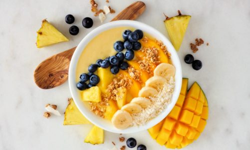 Czym są smoothie bowl? Pięknie skomponowany posiłek, serwowany w głębokich miseczkach