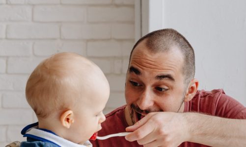 Obalamy popularne mity na temat diety rocznego dziecka – o tym musi wiedzieć każdy rodzic